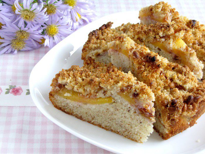 Миндальный пирог с персиками и штрейзелем
