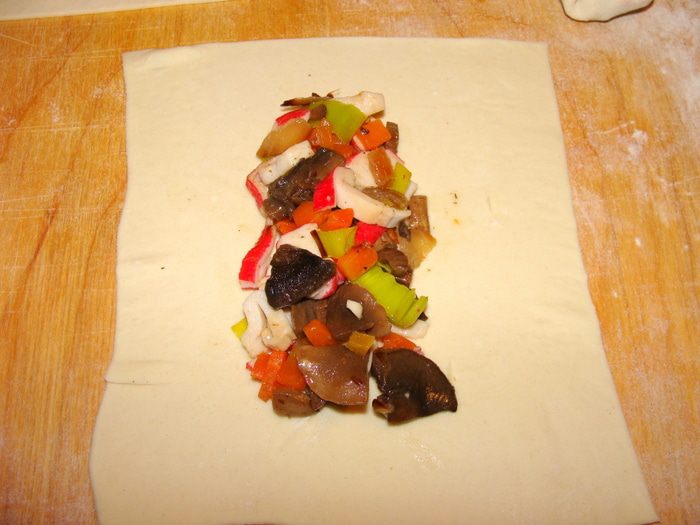 Теплый салат в &amp;quot;пеленках&amp;quot; из слоеного теста.