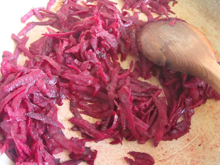 Салат из молодой свеклы с листвой