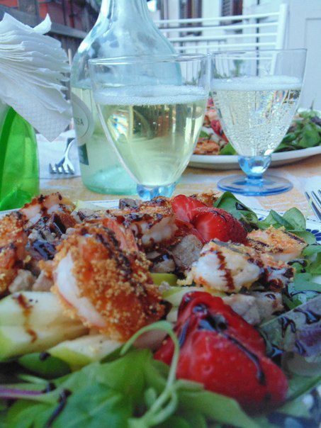 Салат &amp;quot;Симфония&amp;quot; с тунцом, креветками и клубникой