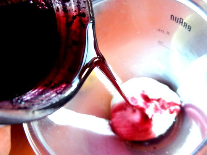 Прохладный коктейль из мороженого с черникой