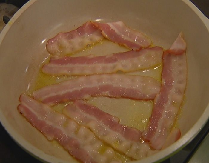 Салат с помидорами черри, беконом и крутонами 