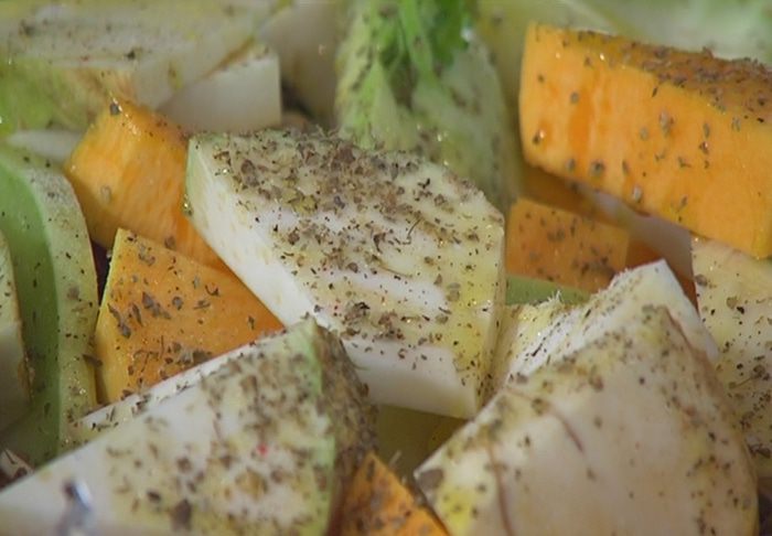 Салат с тыквой и свеклой на листьях цикория