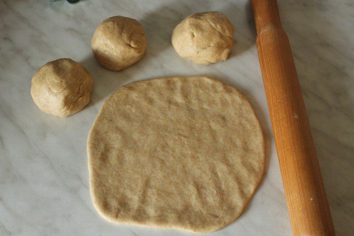 Мини-галеты из цельнозерновой муки с луком-пореем, козьим сыром и кедровыми орехами