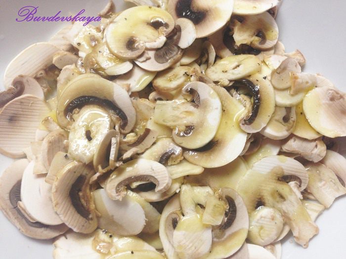 Салат из руколы с сырыми шампиньонами