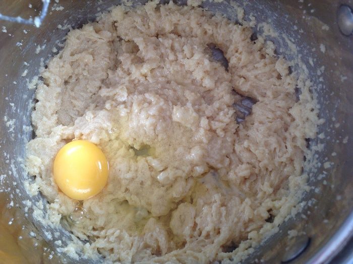 Кофейный кекс с черникой, ежевикой и кардамоном