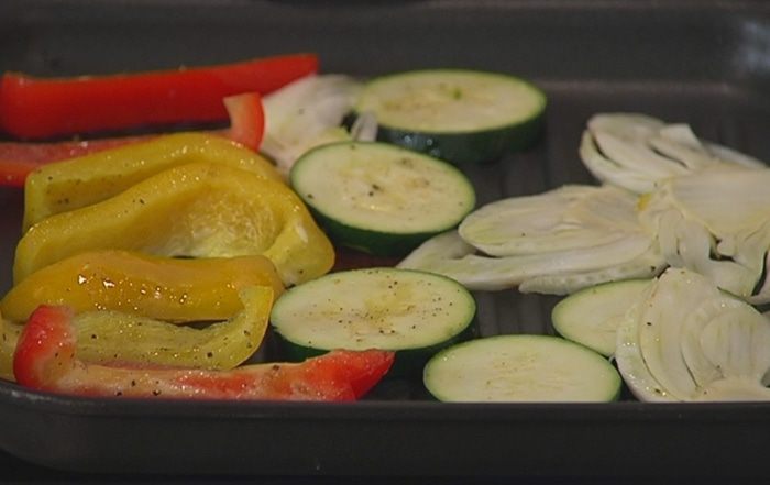 Овощные башенки с моцареллой и соусом из авокадо 