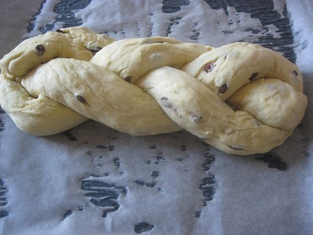 Сдобная булка с изюмом