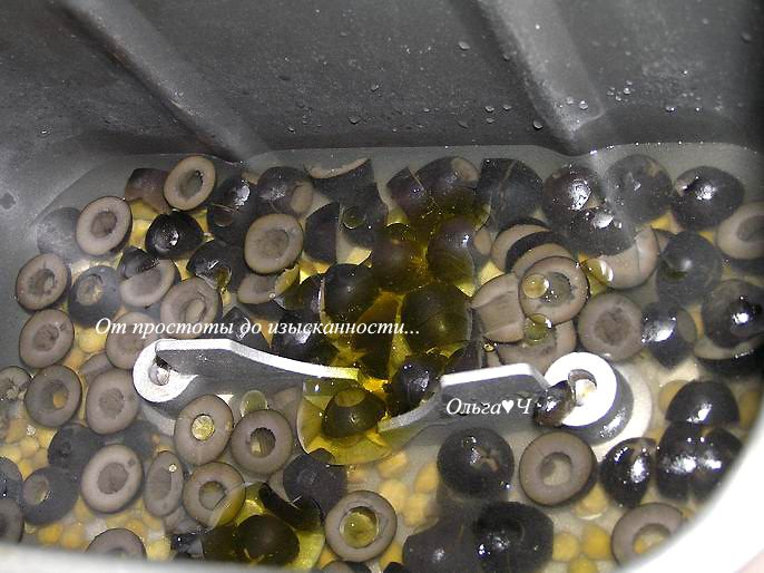 Оливковый хлеб с маслинами и каперсами