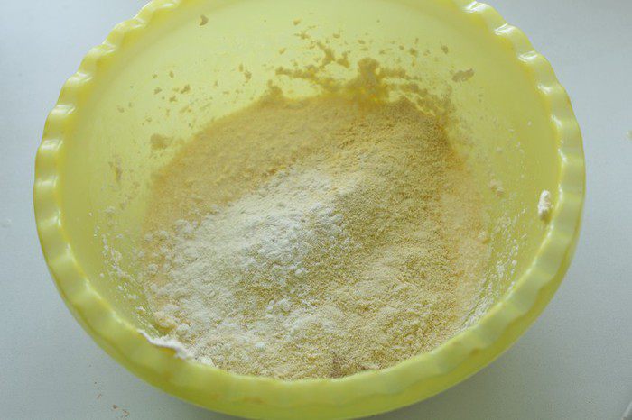 Кукурузный пирог со сливой