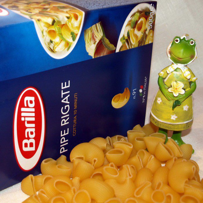 Теплый салат из пипе ригате с курицей и шпинатом