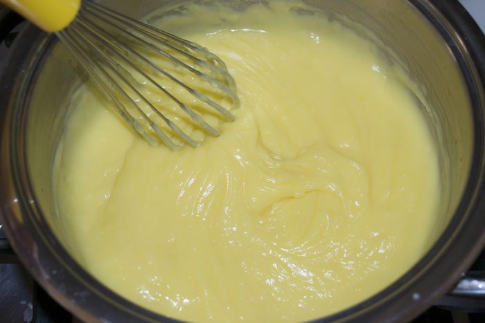 Тарт с лимонным кремом и фисташками