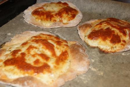 Лепешки из творожного теста с помидором и моцареллой