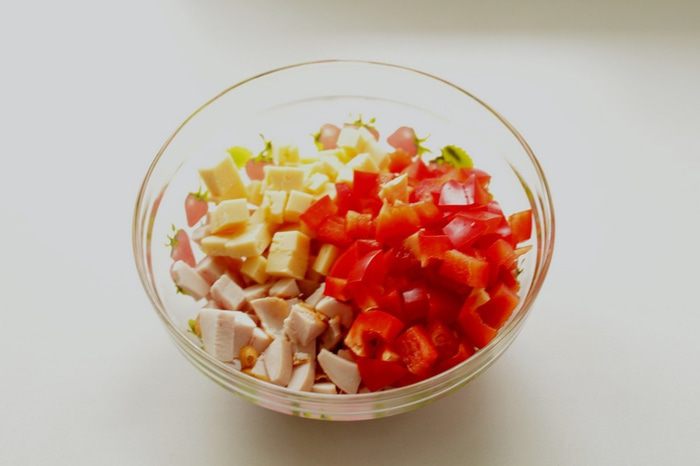 Кекс с варено-копченой куриной грудкой, сыром и сладким перцем