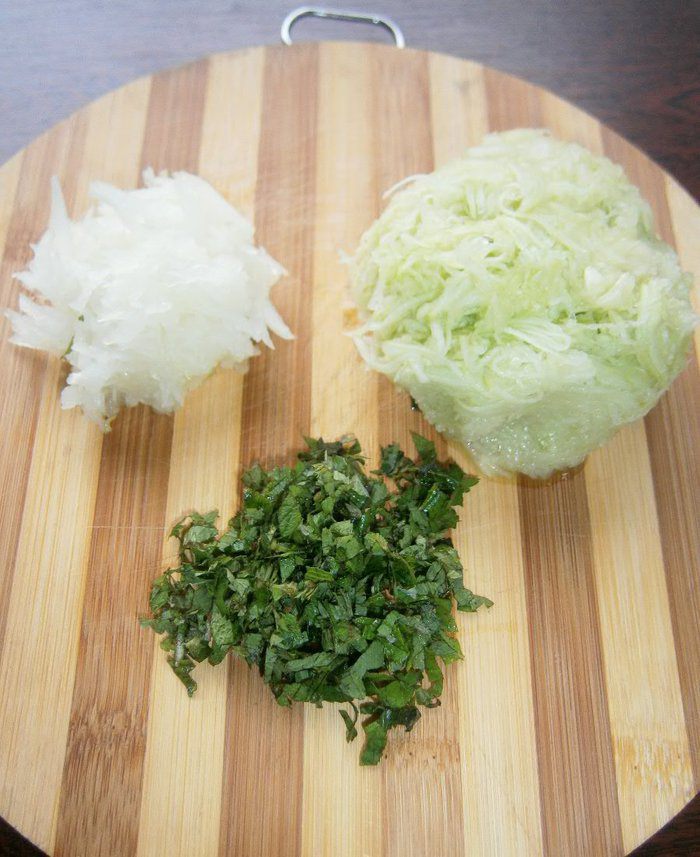 Куриные котлеты с кабачком и мятой