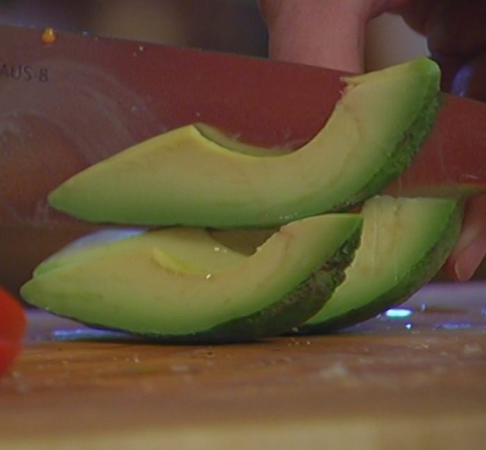 Бургеры с котлетками из тунца и авокадо 