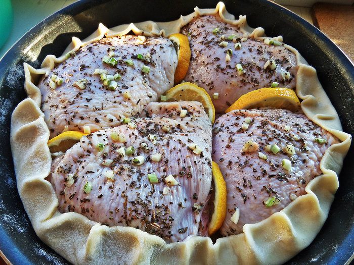 Курочка, запеченная в съедобной тарелке