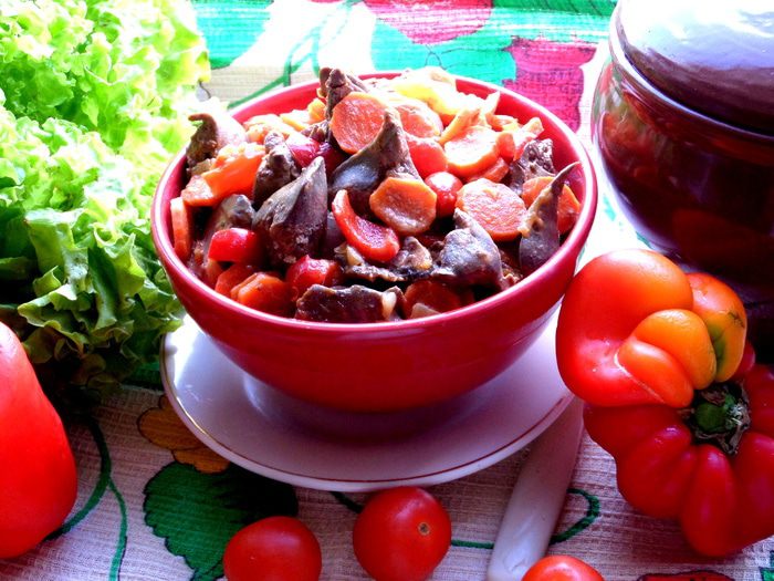 Печень в горшочке в сметанно-томатном соусе с овощами