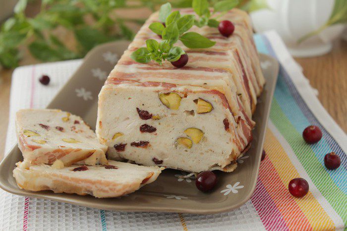 Куриный террин с вяленой клюквой и фисташками