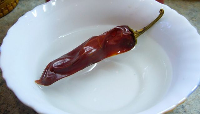 Чили кон карне с хрустящей фасолью