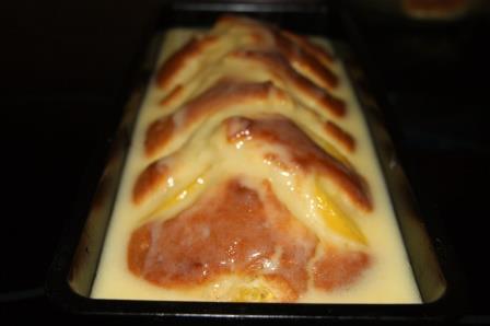 Йогуртовый пирог с персиками в сливочной заливке