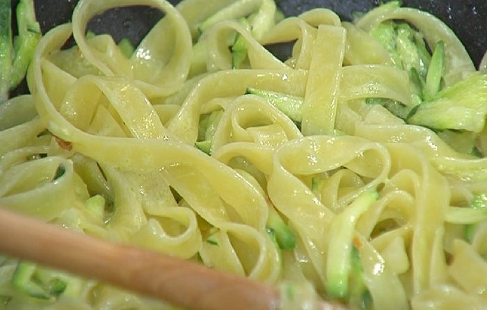 Паста с цукини, пеперончино и мятой