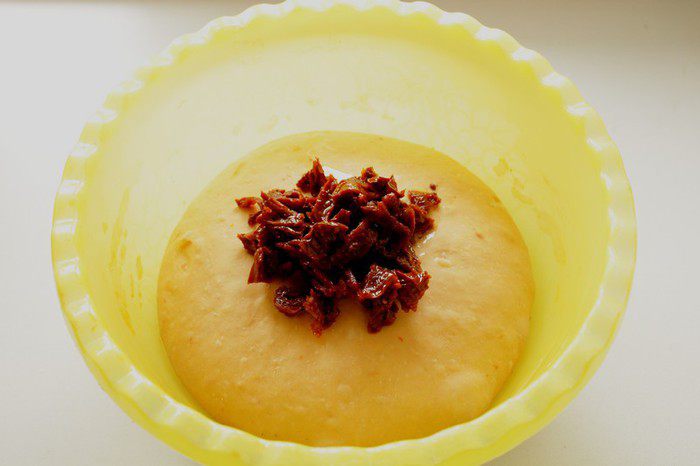 Хлеб с вялеными помидорами