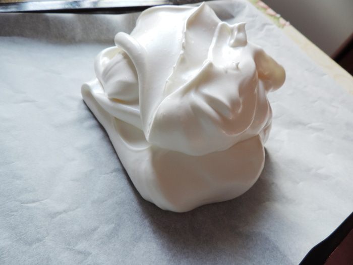 Меренговый рулет с вишневым курдом