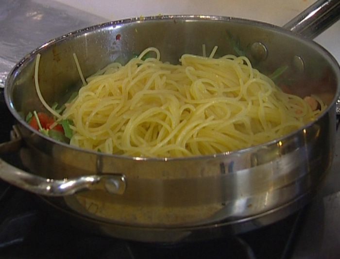 Спагетти с семгой, руколой и помидорами