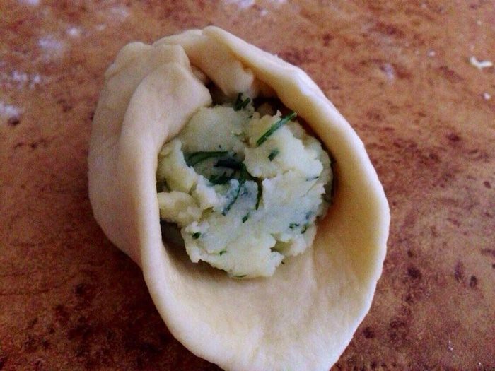 Пирожки с картошкой и зеленью на кефире (бездрожжевые)