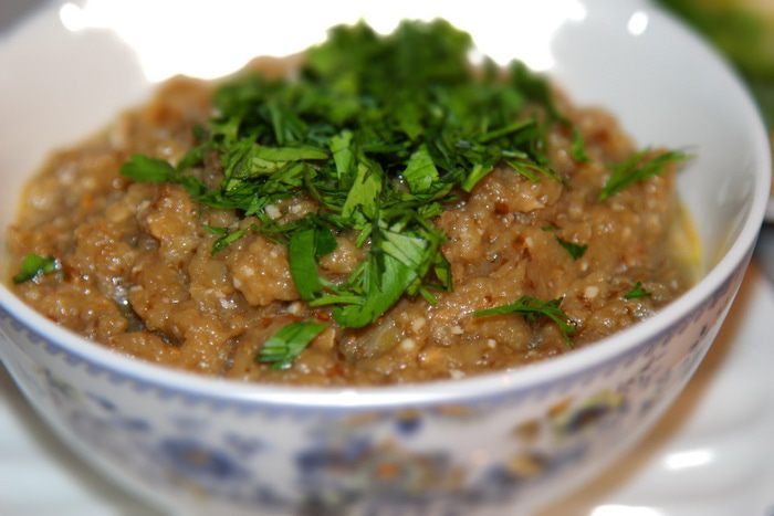 Мутабаль с грецкими орехами и зеленью