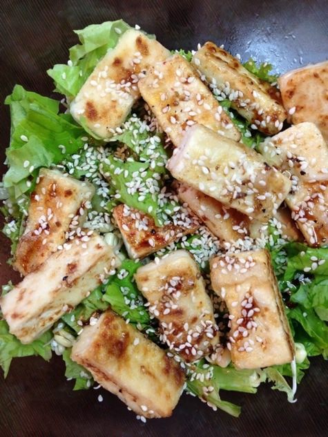 Салат с ростками маша и жареным тофу