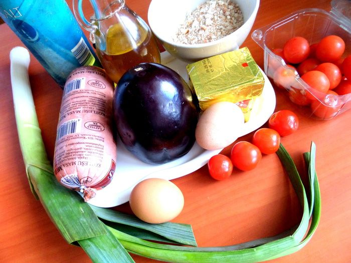 Котлетки на баклажане под сыром, с томатом