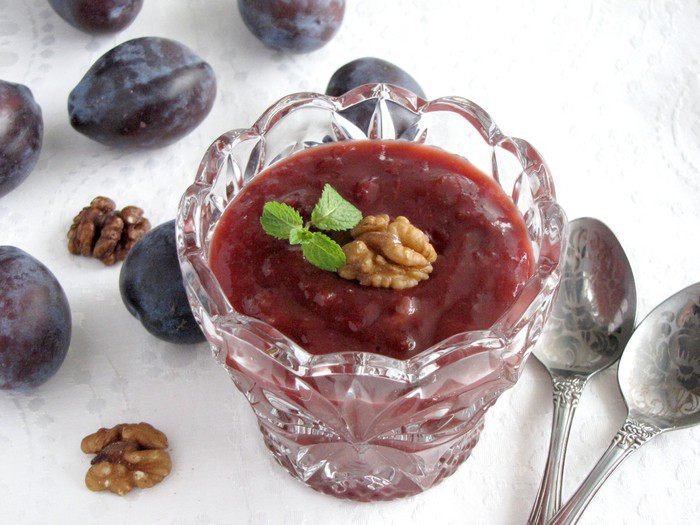 Сливовое варенье с бананами и орехами