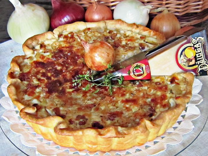 Луковый пирог со шпиком и сыром Джюгас 