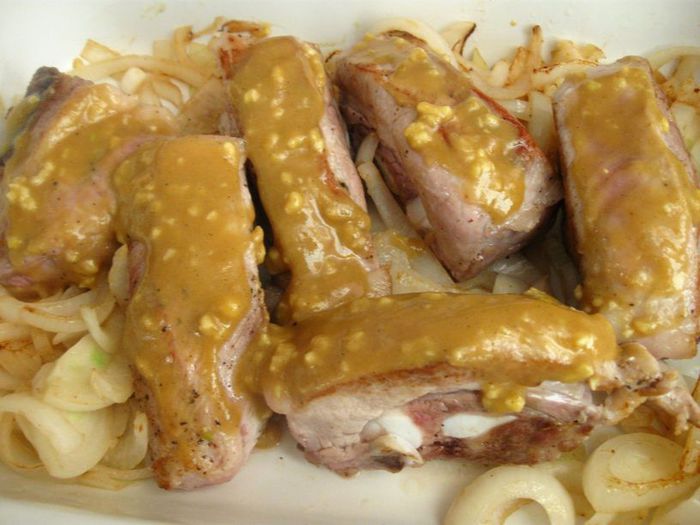 Свинина под ароматной корочкой, с яблоком, помидором и сельдереем