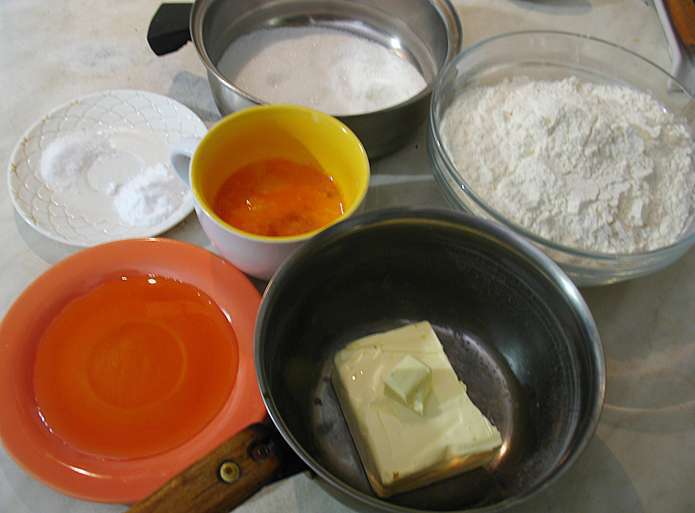 Карамельный медовик с клубникой