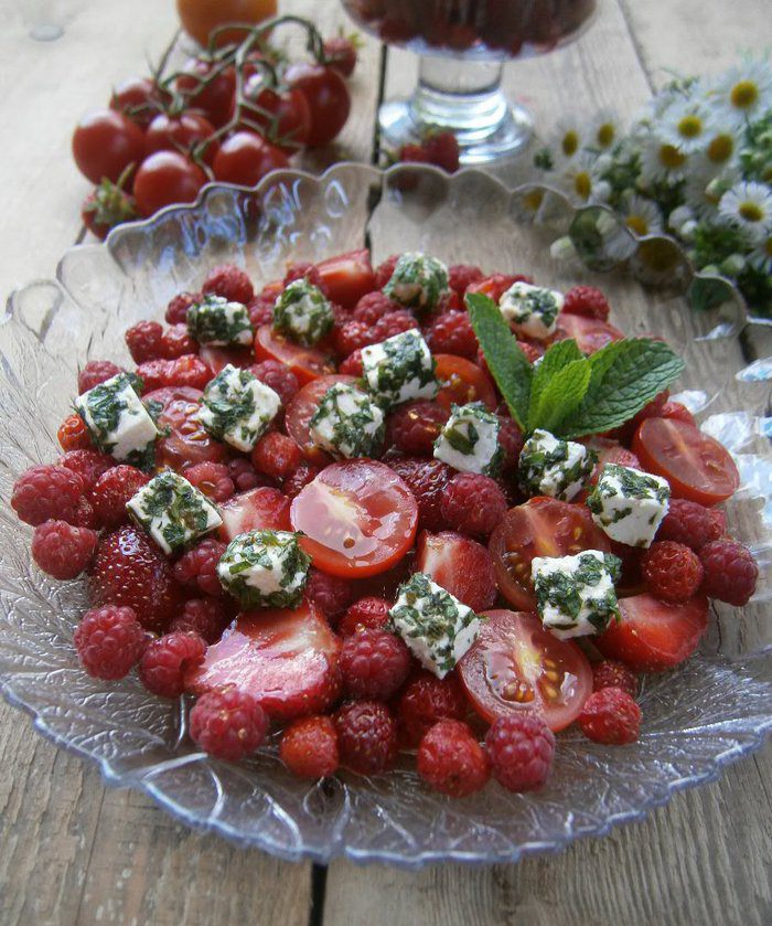 Летний ягодный салат с черри и брынзой