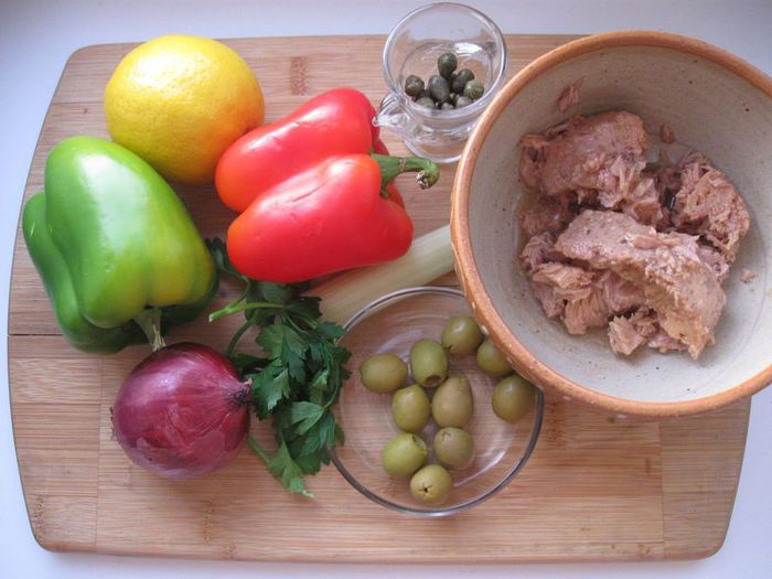 Запеченный перец, фаршированный тунцом     