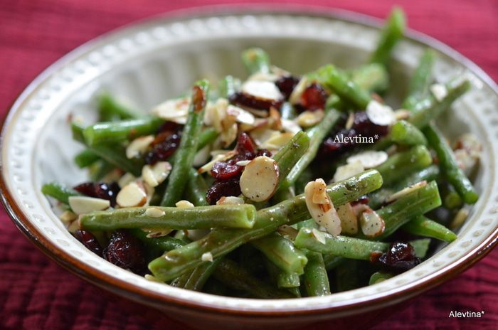 Зеленая фасоль с миндалем и клюквой