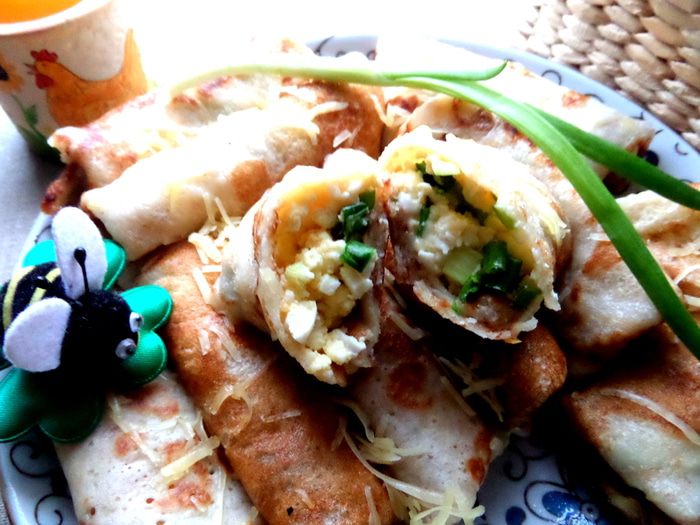 Дрожжевые блины с луково-сырной начинкой