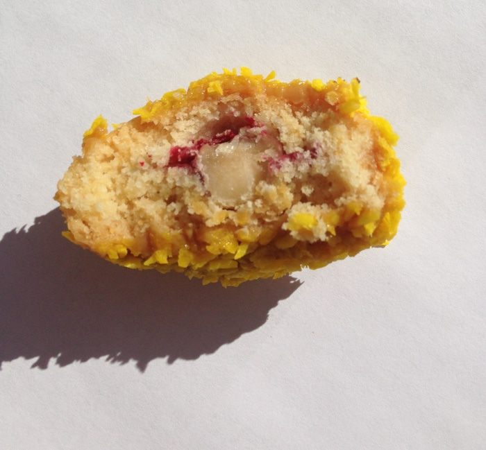 Нежное песочное пирожное с вишней и фундуком 