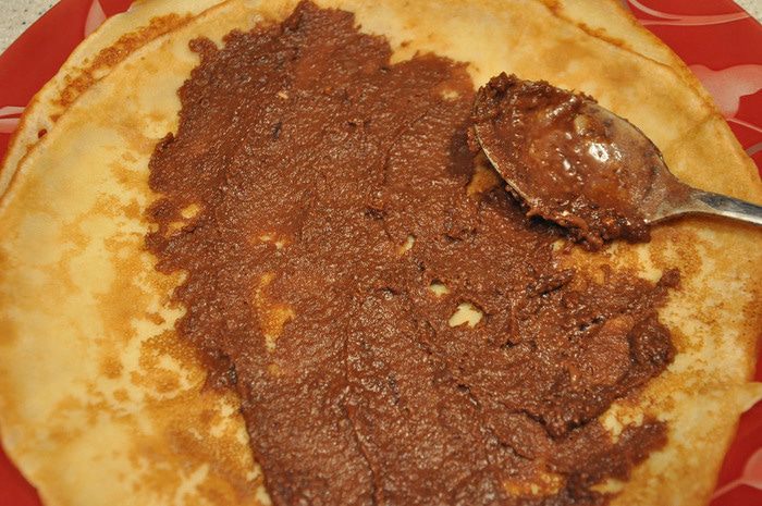 Блины с молочной начинкой в шоколадных кольцах