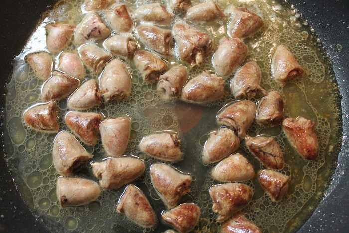Куриные сердечки, тушеные в сметане