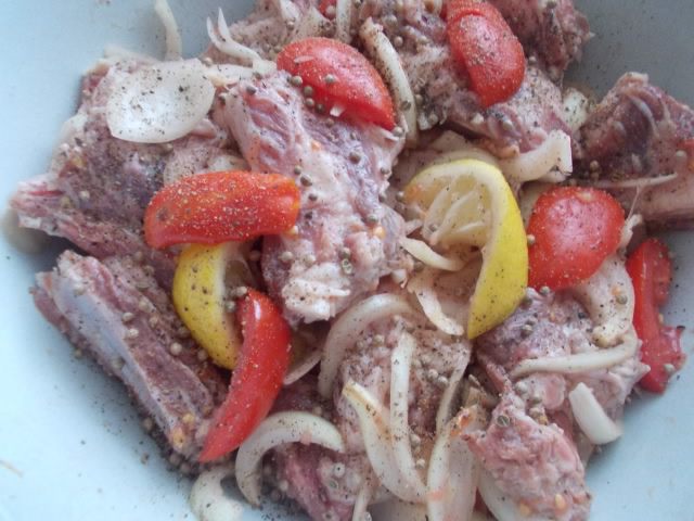 Ребрышки с черносливом и коньяком