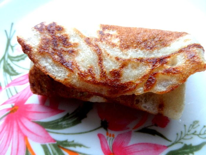 Дрожжевые блины с луково-сырной начинкой