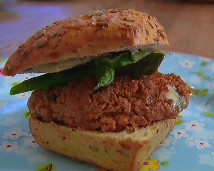 Гамбургеры с горгонзолой и спаржей 