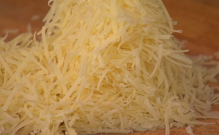 Суфле с горошком, грюйером и розовым перцем