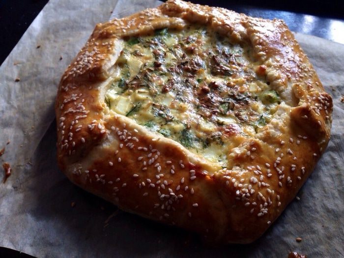 Галета с яйцом, сыром и луком