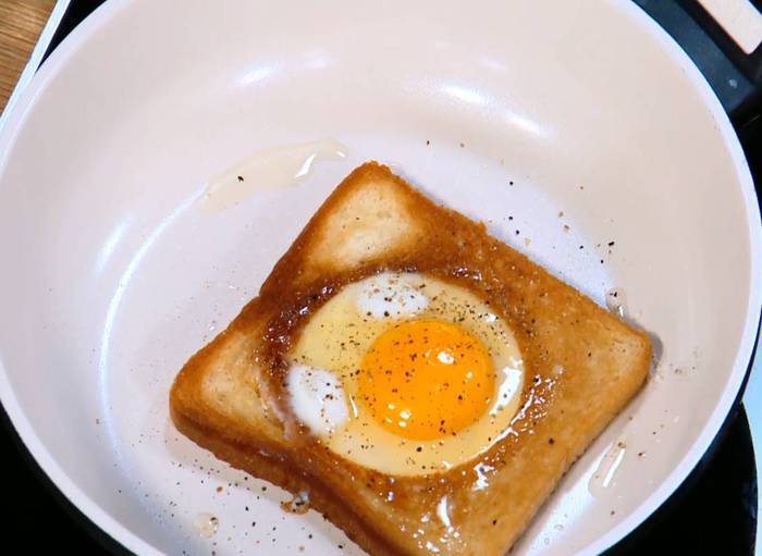 Яйца, запеченные в гренках, с соусом из авокадо 